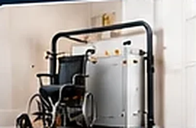 Plattformlift mit Rollstuhl